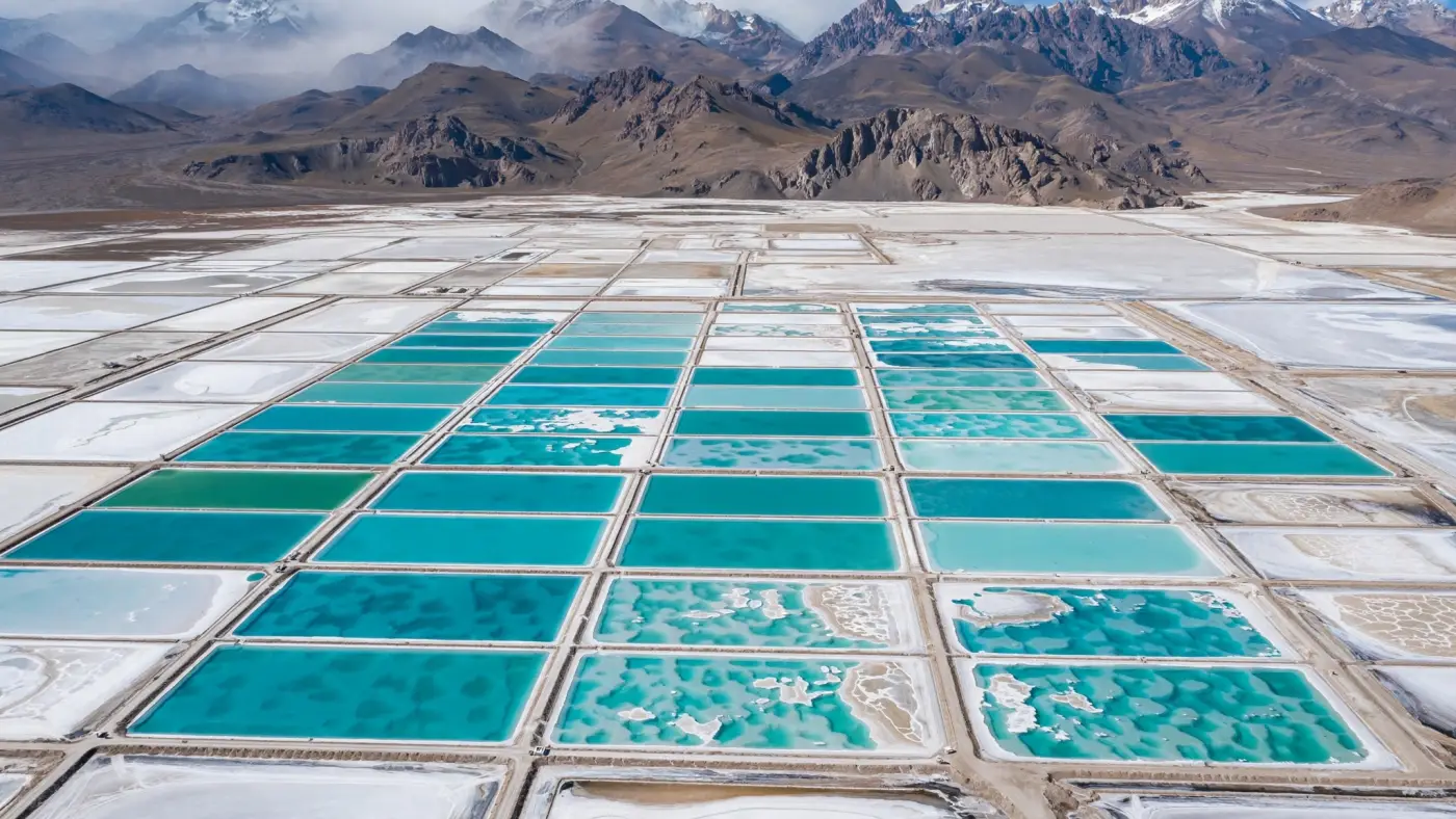 Vista aérea de piletas de evaporación de litio en el Salar de Olaroz, Jujuy, Argentina